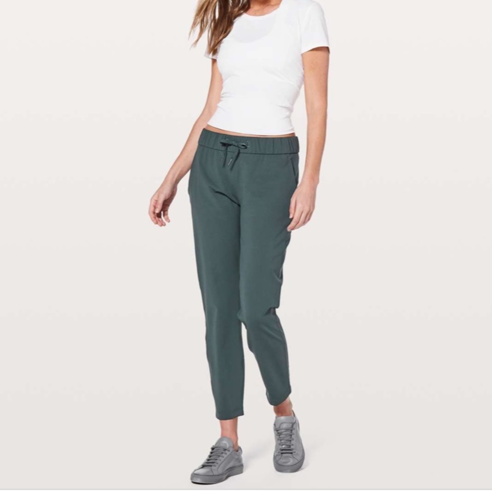 Lululemon On the Fly pant - Size 8 - Color Gravity